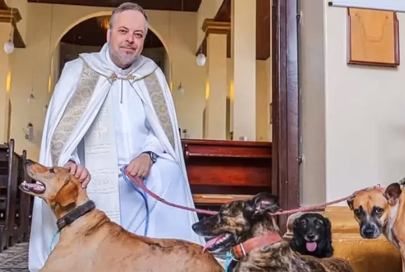 Father João Paulo turns Church into Shelter, encouraging Pet Adoption Padre João Paulo transforma igreja em abrigo e incentiva adoção animal